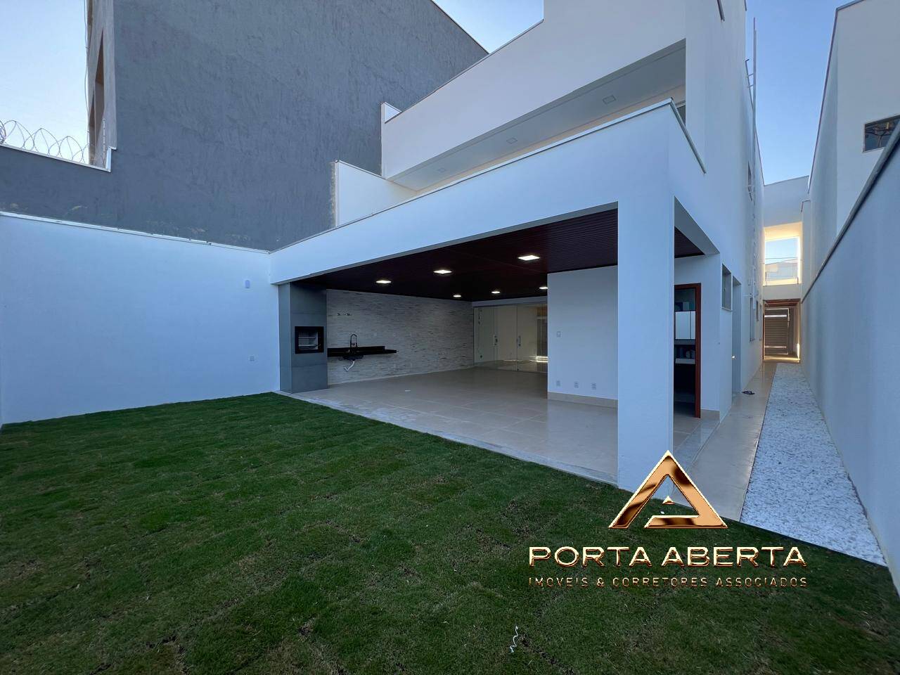 Casa à venda com 4 quartos, 305m² - Foto 2