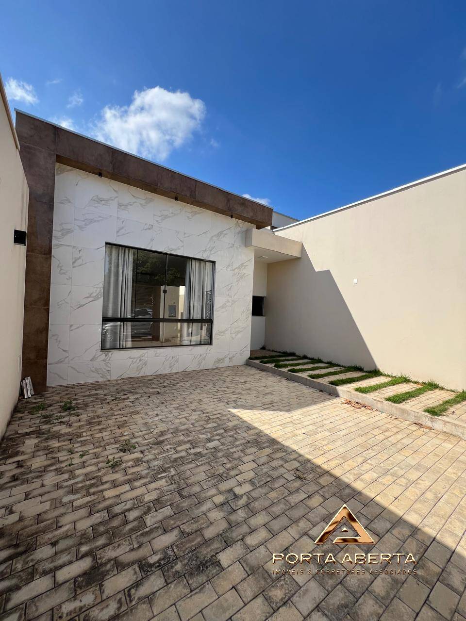 Casa à venda com 3 quartos, 90m² - Foto 1