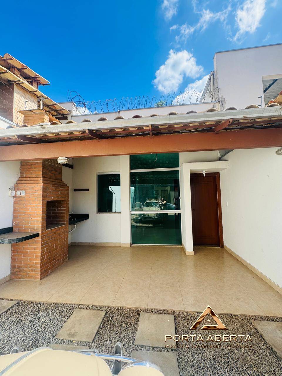 Casa à venda com 3 quartos, 90m² - Foto 1