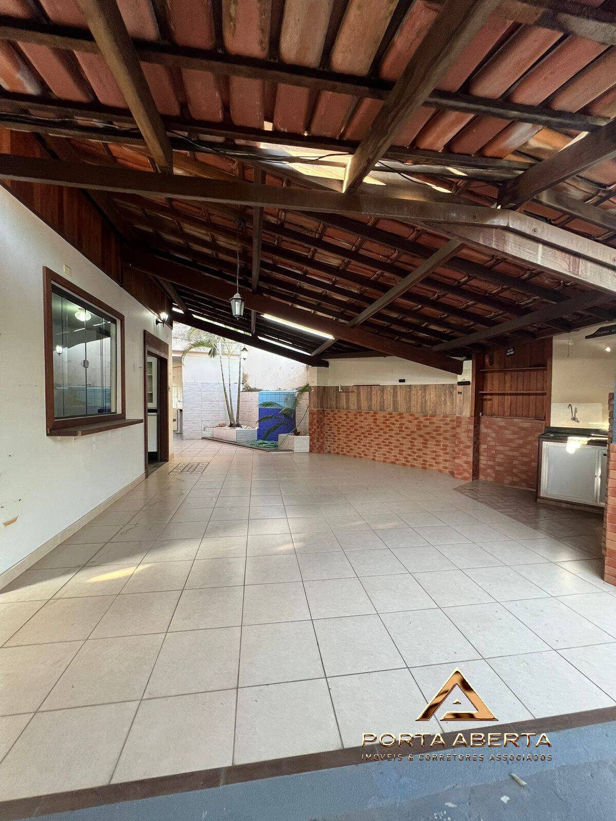 Casa à venda com 6 quartos, 192m² - Foto 4