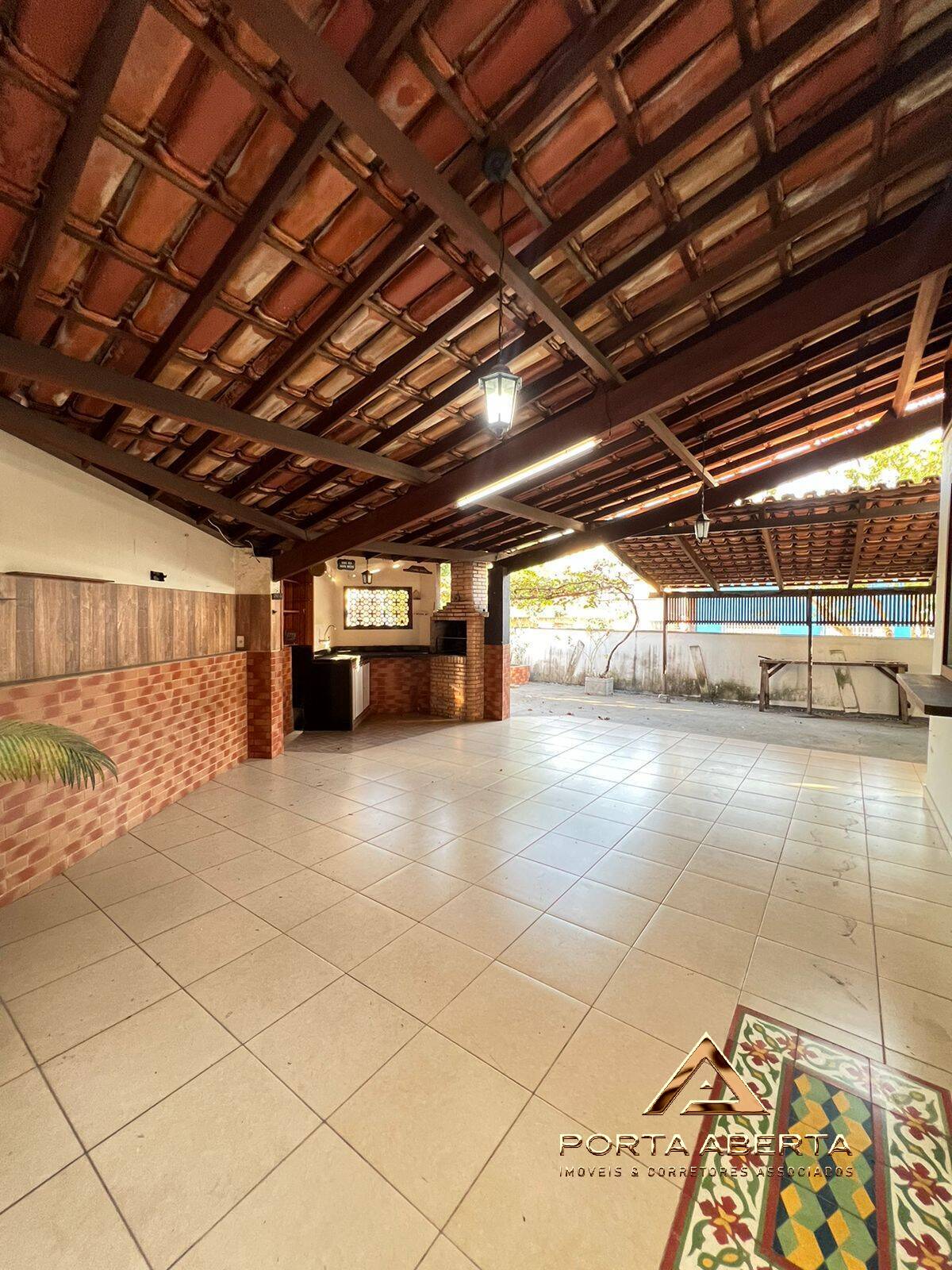 Casa à venda com 6 quartos, 192m² - Foto 2