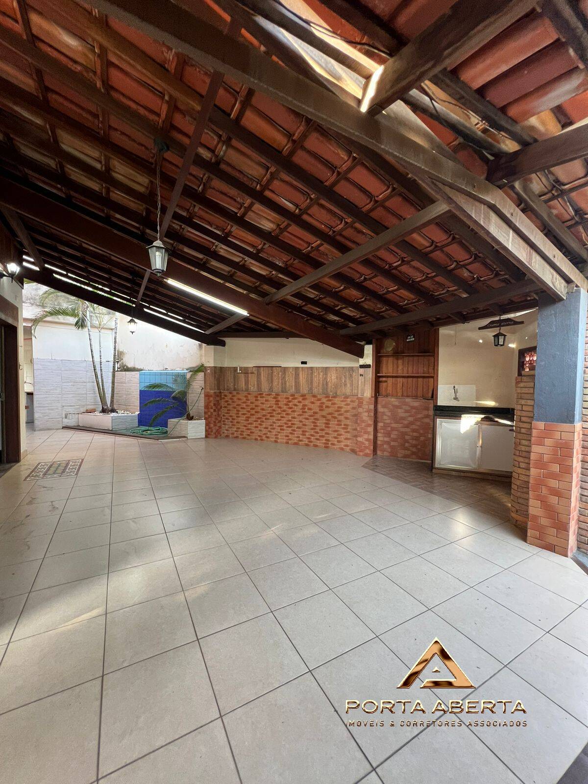 Casa à venda com 6 quartos, 192m² - Foto 6