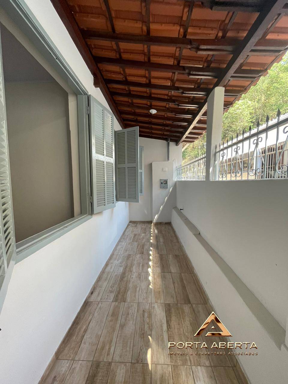 Casa à venda com 2 quartos, 110m² - Foto 2