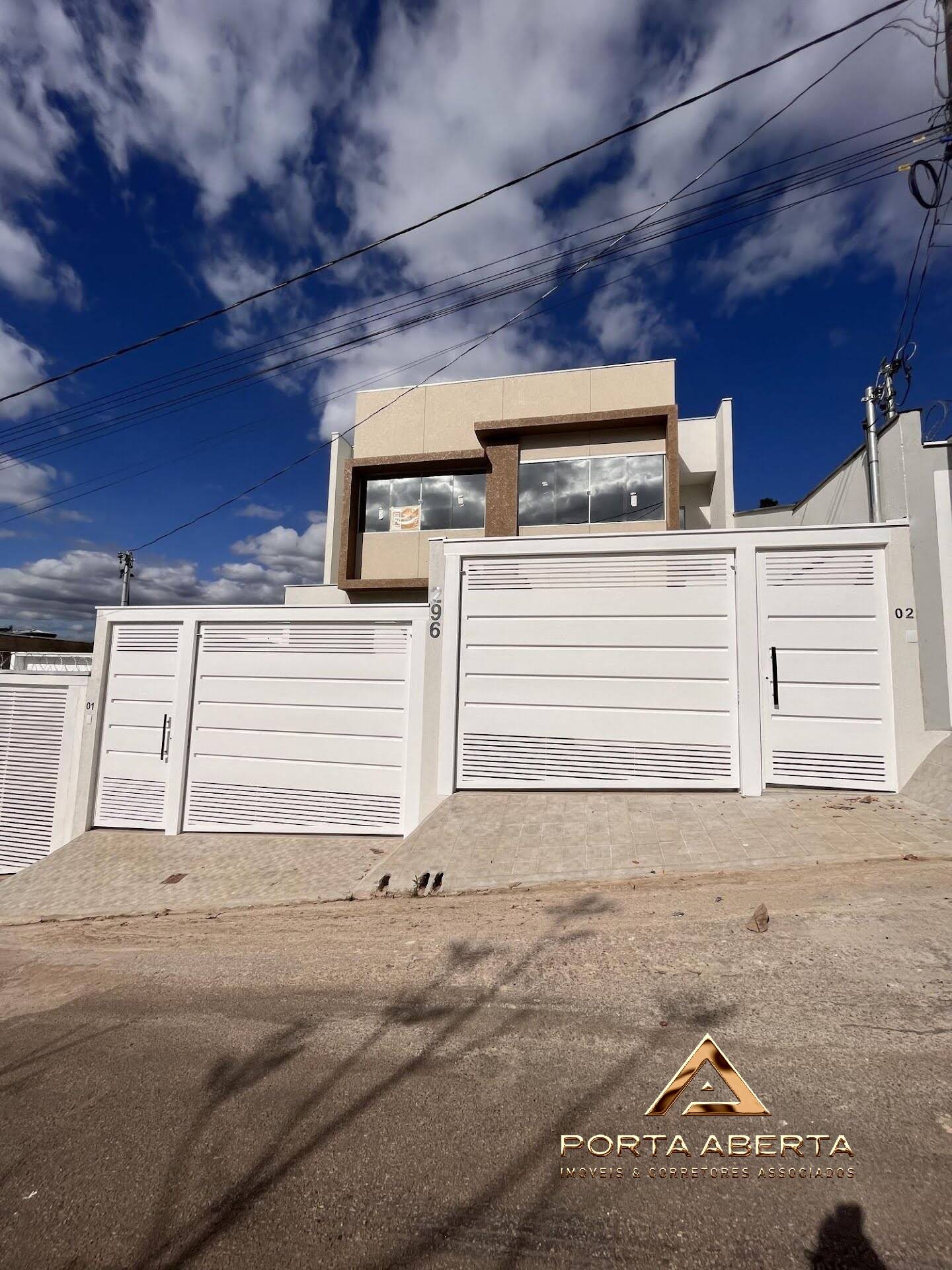 Casa à venda com 3 quartos, 100m² - Foto 1