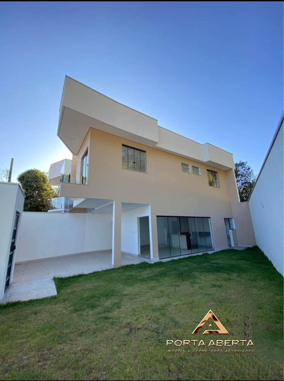 Casa à venda com 3 quartos, 200m² - Foto 2