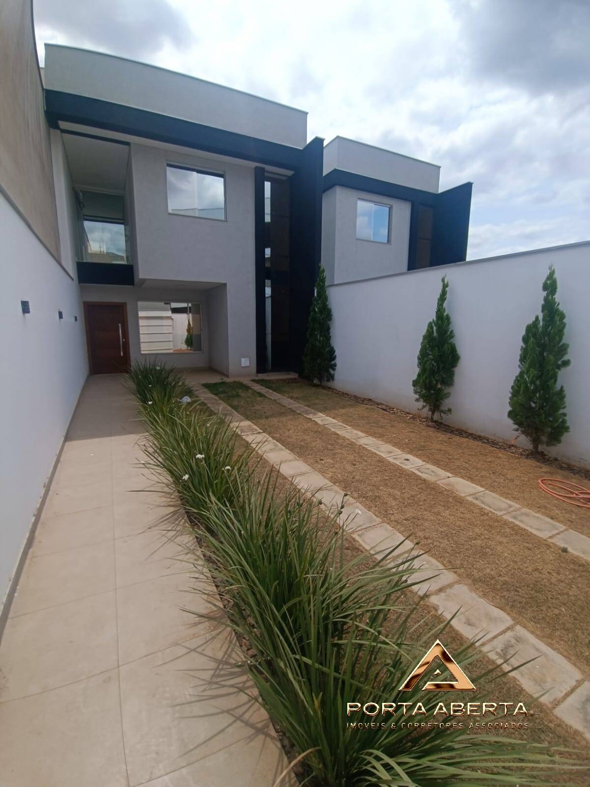 Casa à venda com 3 quartos, 115m² - Foto 1