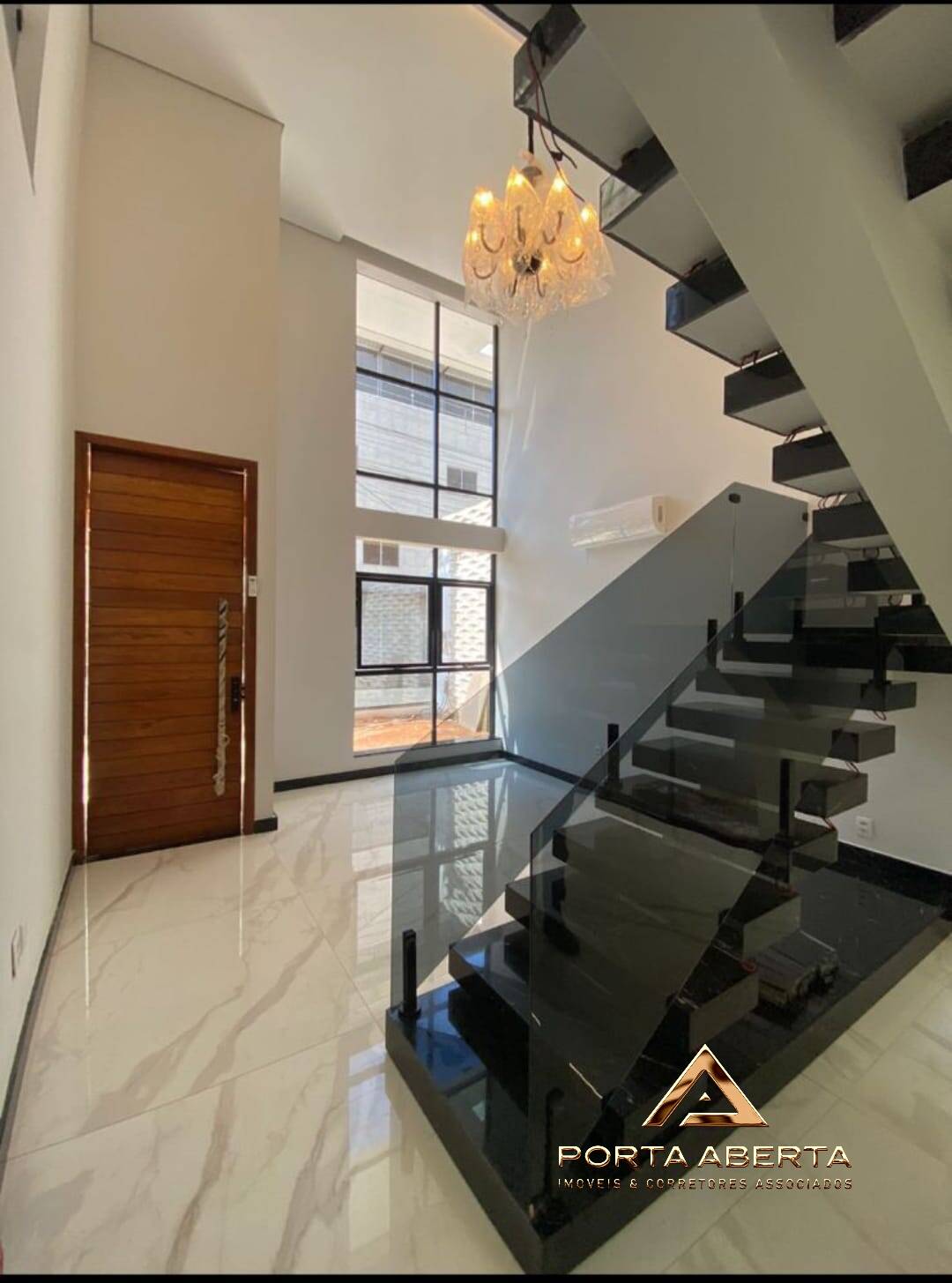 Casa à venda com 3 quartos, 220m² - Foto 2