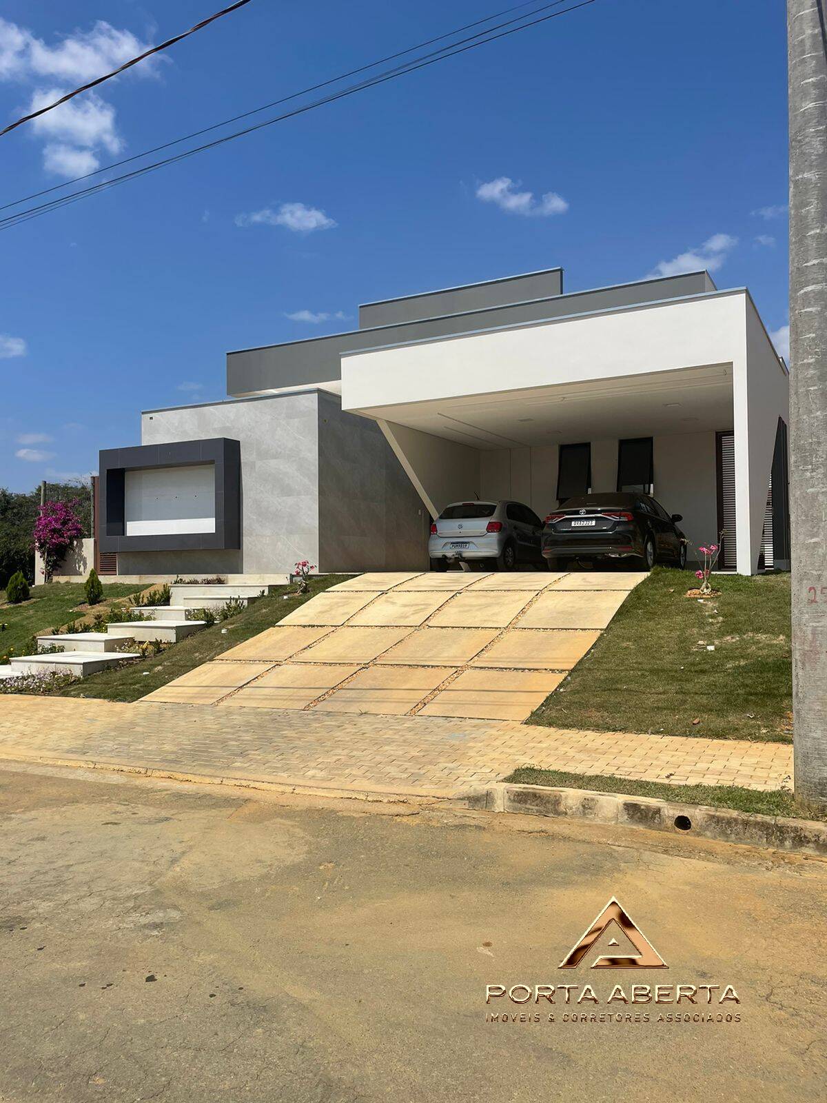 Casa à venda com 4 quartos, 243m² - Foto 1