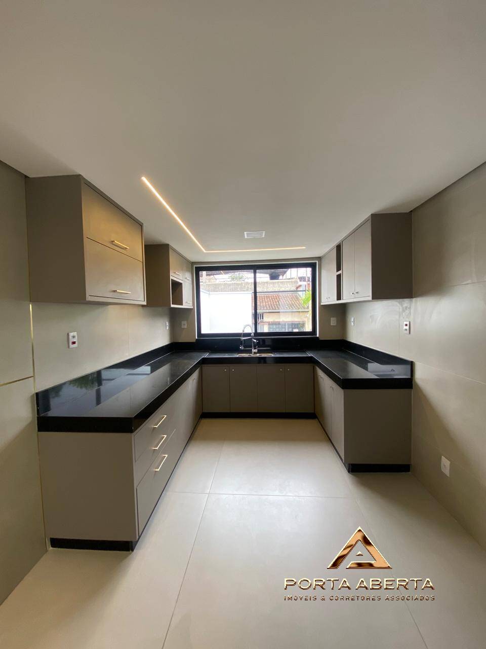 Casa à venda com 3 quartos, 300m² - Foto 14