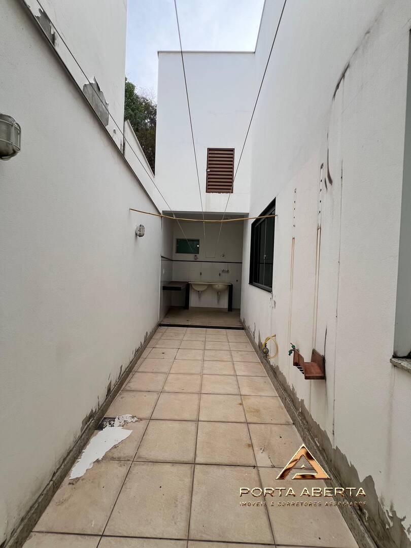 Casa à venda com 3 quartos, 240m² - Foto 23