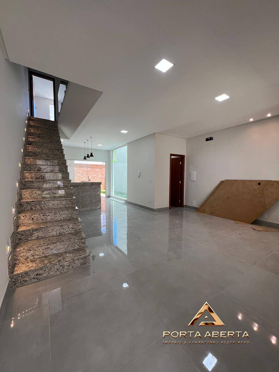 Casa à venda com 3 quartos, 150m² - Foto 2