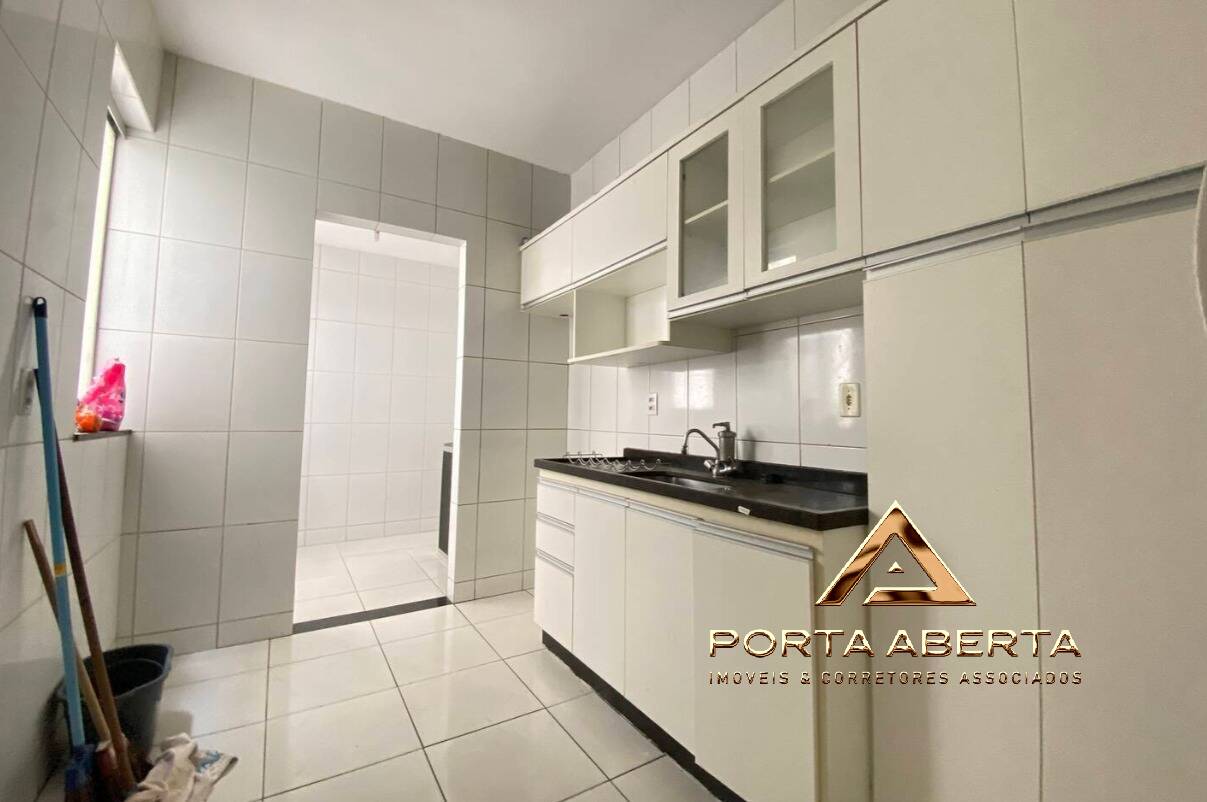 Apartamento à venda com 3 quartos, 95m² - Foto 2