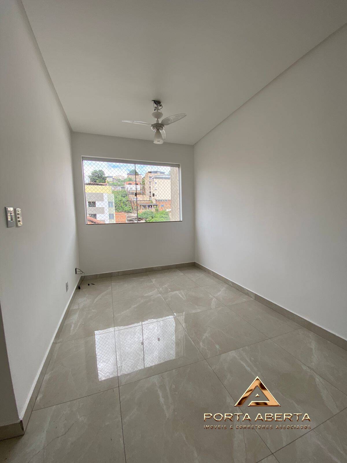 Apartamento à venda com 3 quartos, 95m² - Foto 2