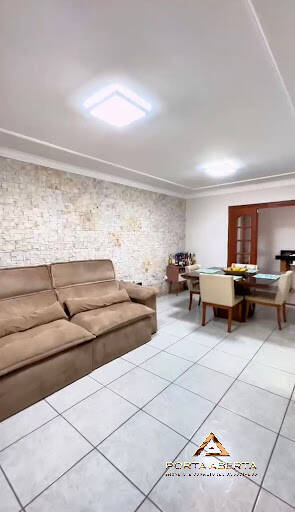 Casa à venda com 2 quartos, 100m² - Foto 1