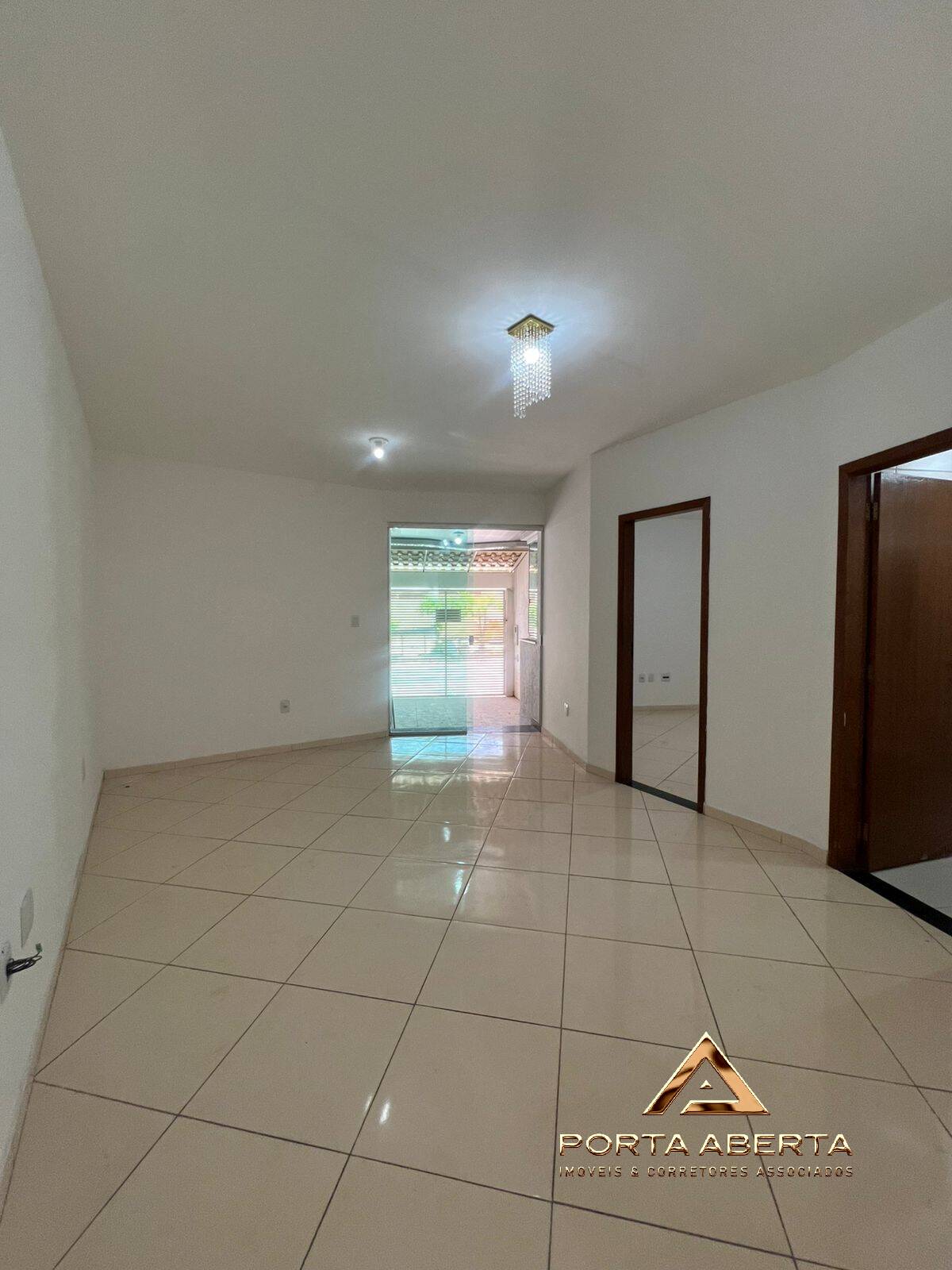 Casa à venda com 2 quartos, 65m² - Foto 2