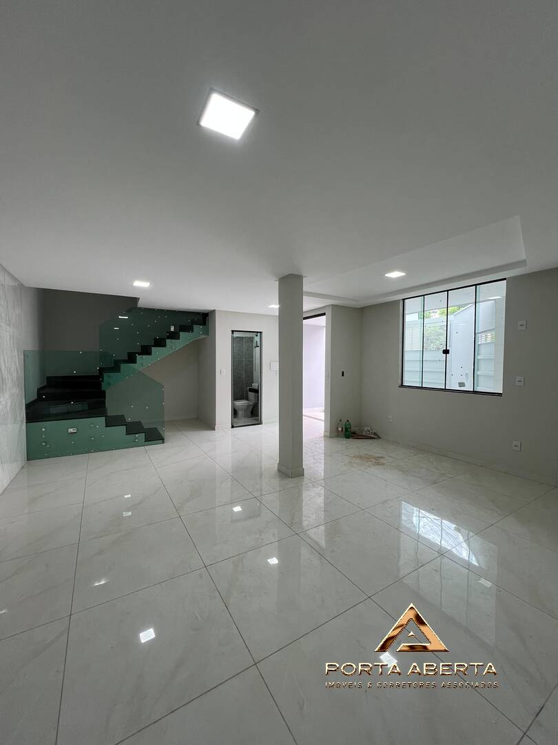 Casa à venda com 3 quartos, 120m² - Foto 2